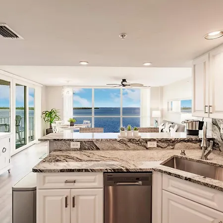Southern Comfort - Updated Waterfront Condo